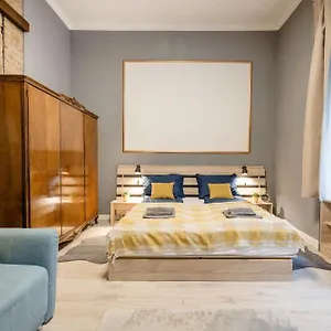 Urban Tranquillity By The Main Shopping Street Apartamento