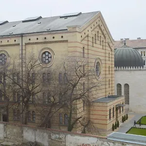 Konukevi Synagogue View, Budapeşte